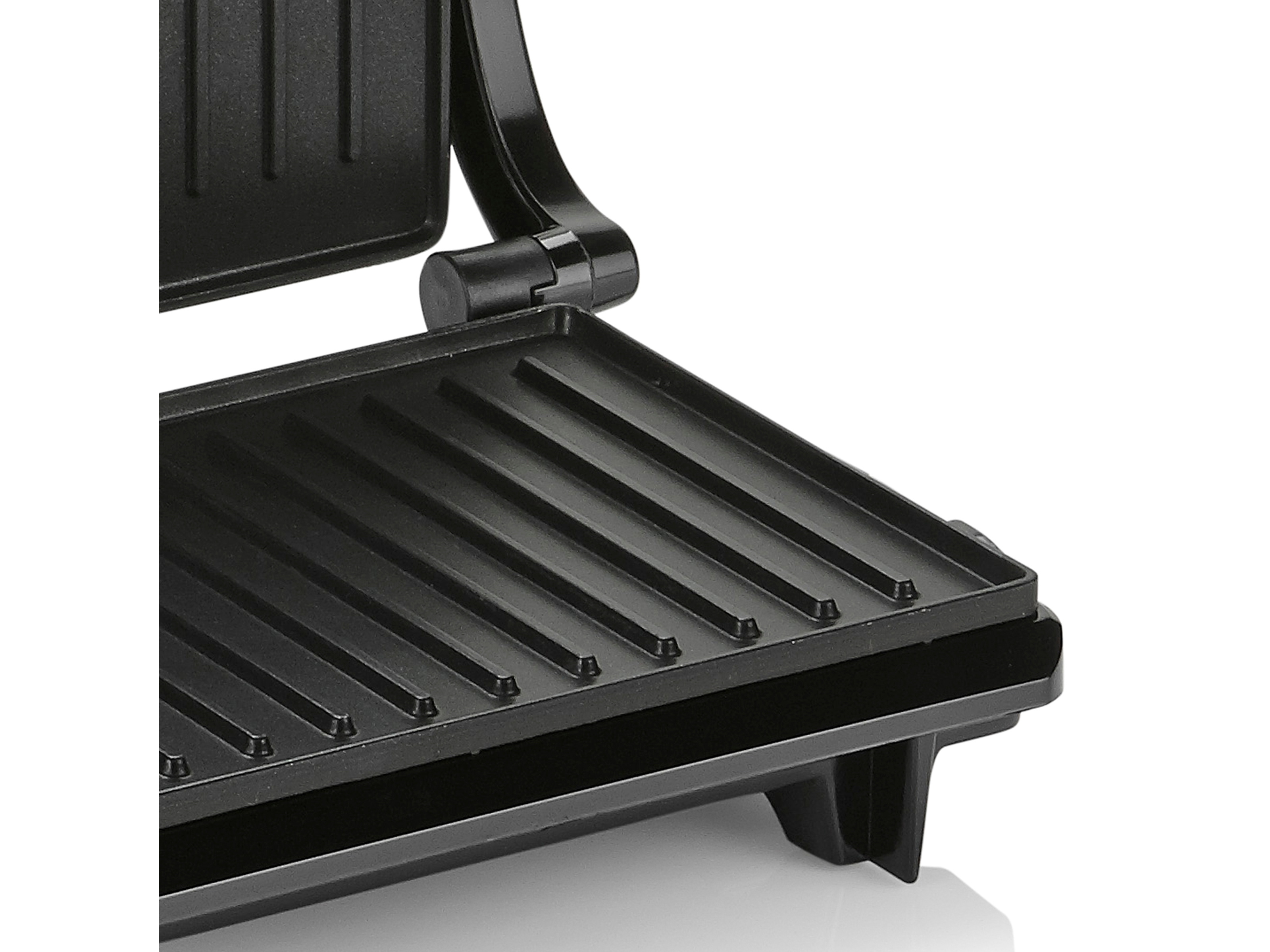 Schwarze Panini-Presse. Die Presse ist geöffnet und zeigt den Grill. Weißer Hintergrund.