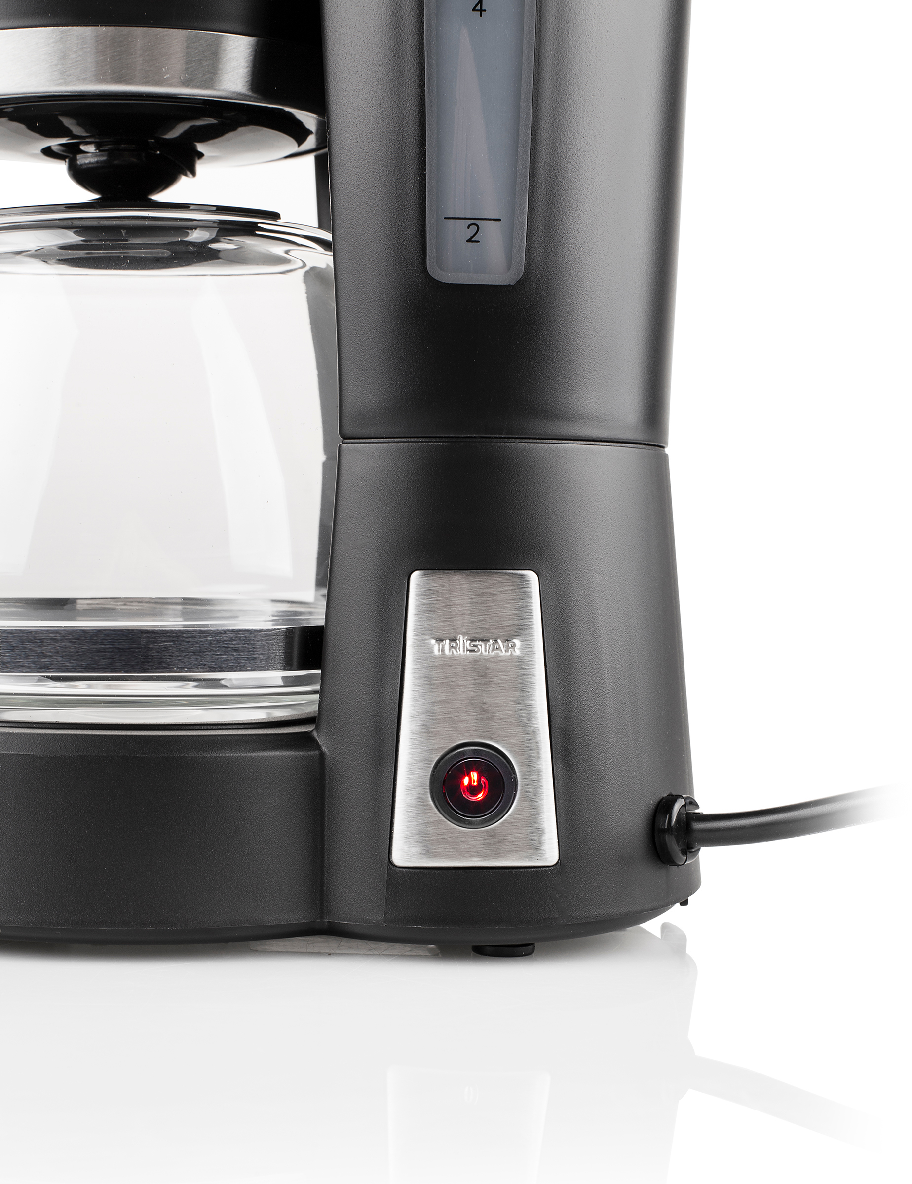 Nahaufnahme einer schwarzen Kaffeemaschine, mit Ein-Aus-Taste und Wasserstand.