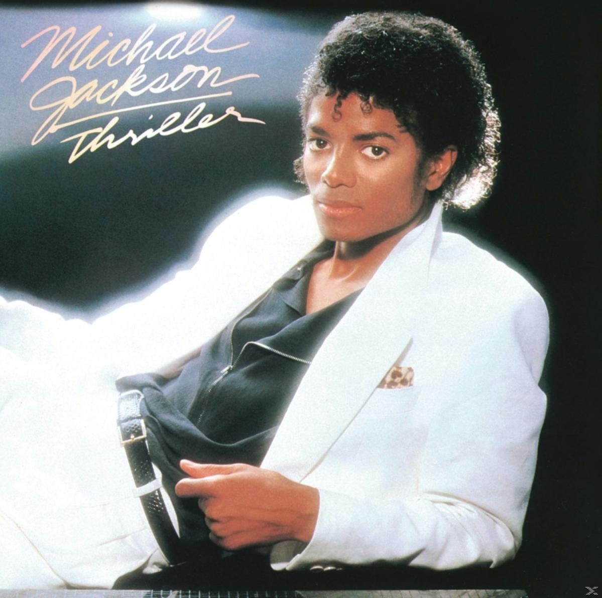 Michael Jackson op een albumhoes, in een witte jas en zwart overhemd. De titel staat erboven.