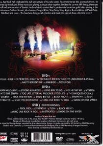 Rückseite einer DVD-Hülle mit Text über eine Band und ein Konzert, mit einem Bühnenbild.