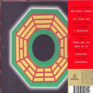 Albumcover mit geometrischem Design und Songtiteln in Rot.