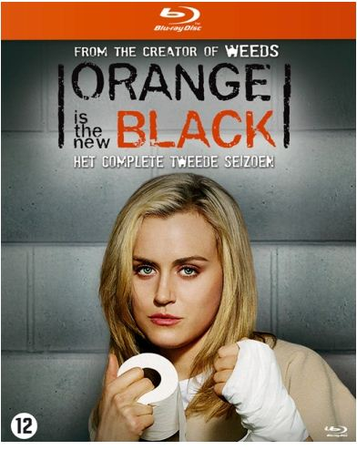 DVD-hoes van 'Orange is the New Black'. De titel is in oranje en zwart, met een vrouw erop.