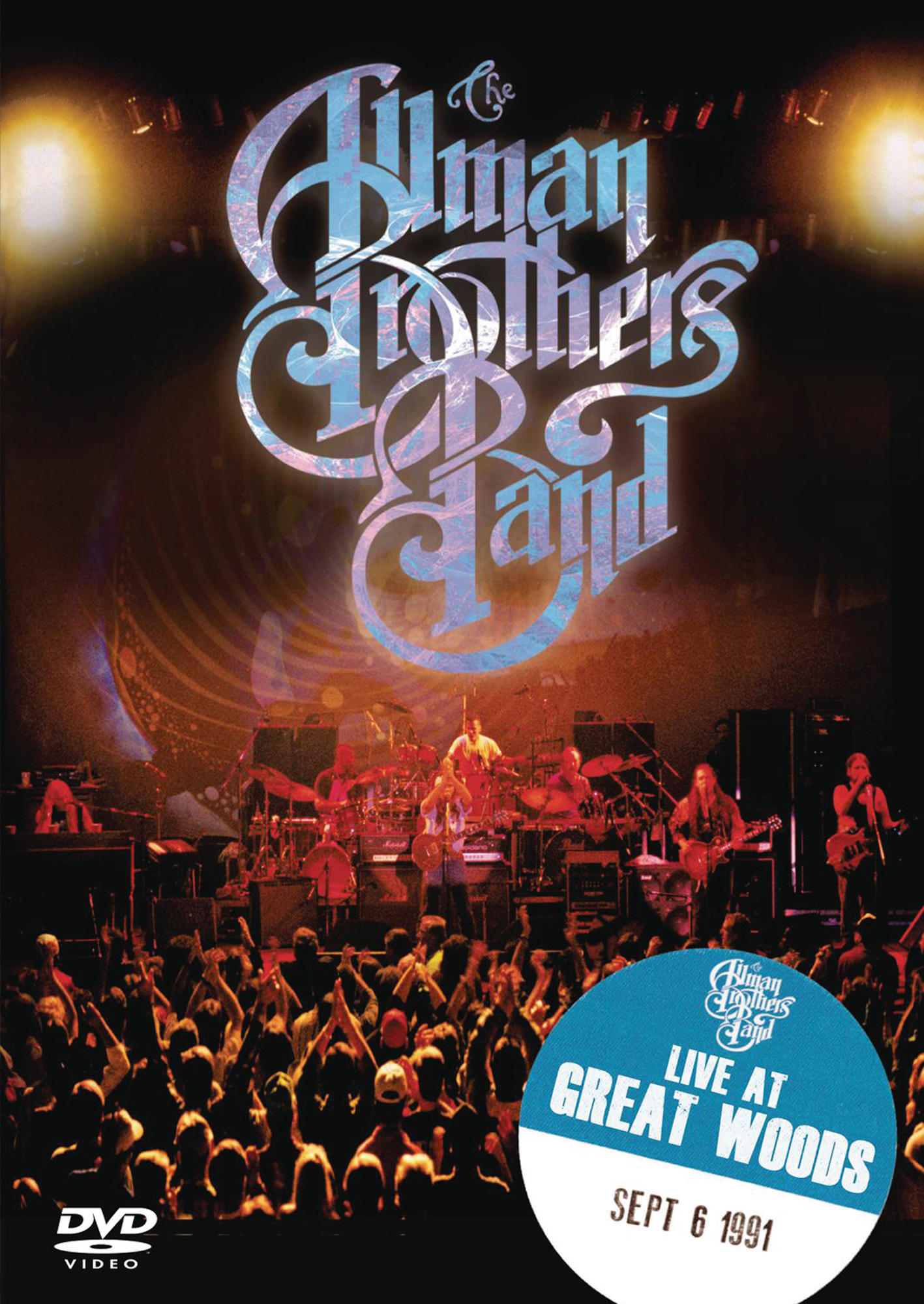 DVD-Cover eines Live-Konzerts mit einer Band auf der Bühne und einer Menge.
