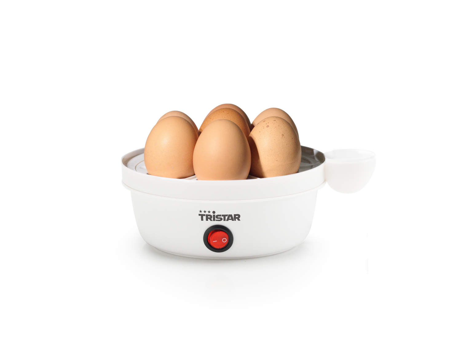 Cuocitore per uova con uova all'interno e un misurino. Elettrodomestico bianco con pulsante rosso.