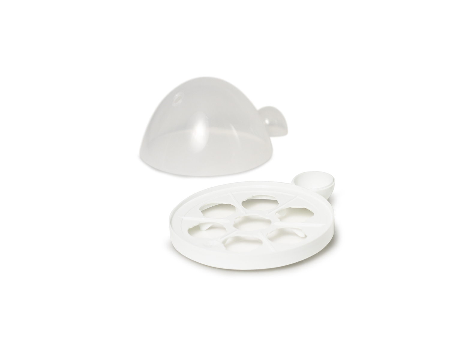 Un dispositivo di plastica bianca a forma di uovo, aperto per rivelare un vassoio per uova. Sfondo bianco.