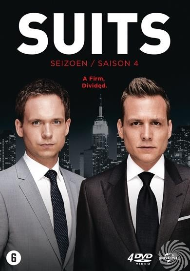 DVD-hoes voor Suits seizoen 4. Twee mannen in pak voor een skyline. De titel 'SUITS' staat bovenaan.