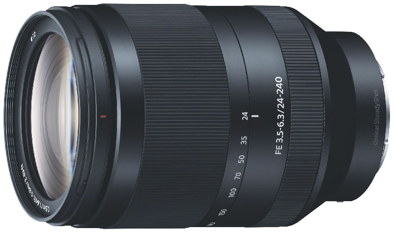 Obiettivo nero con segni bianchi e un anello argentato. L'obiettivo è cilindrico.