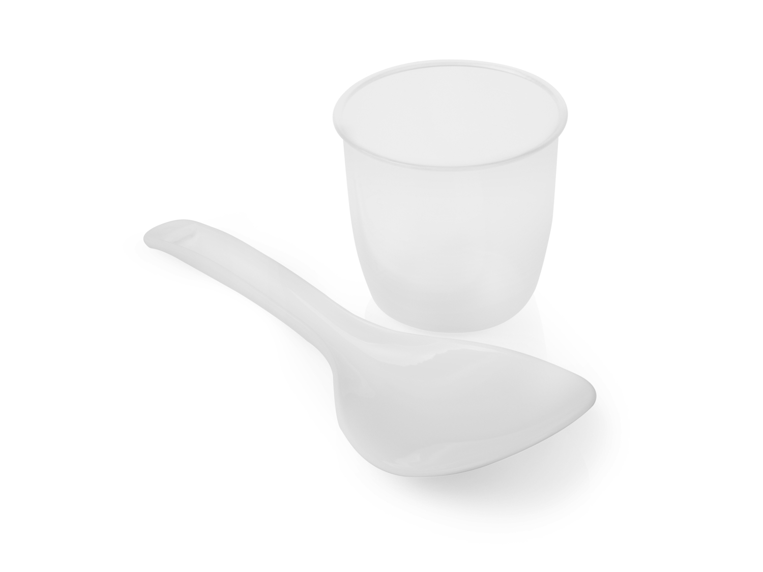 Weißes Reiskocher-Zubehör: ein Becher und ein Servierlöffel, beides weiß.