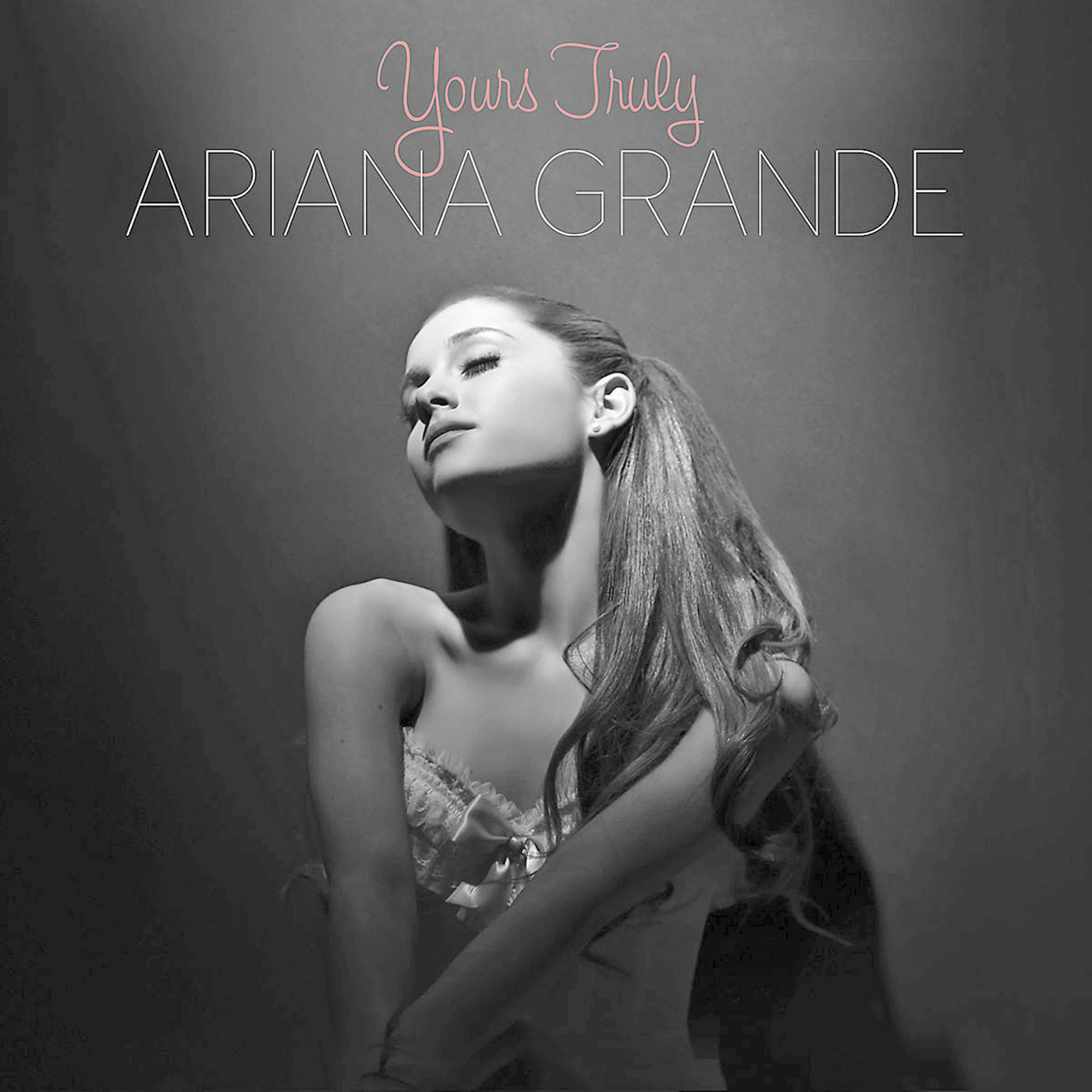 Ariana Grande Albumcover Yours Truly, ein Schwarz-Weiß-Bild von ihr mit Text.