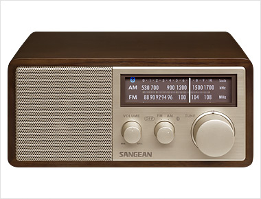 Sangean Radio. Es ist ein braunes Radio in Holzoptik mit silbernen Bedienelementen und Digitalanzeige.