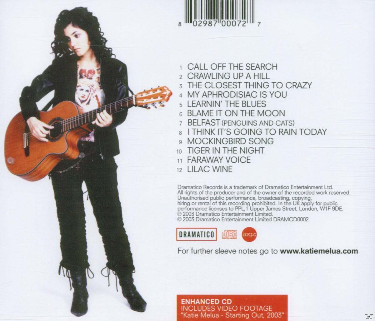 Frau mit Gitarre, stehend. Text auf der CD-Rückseite: Songtitel und eine Website-Adresse.