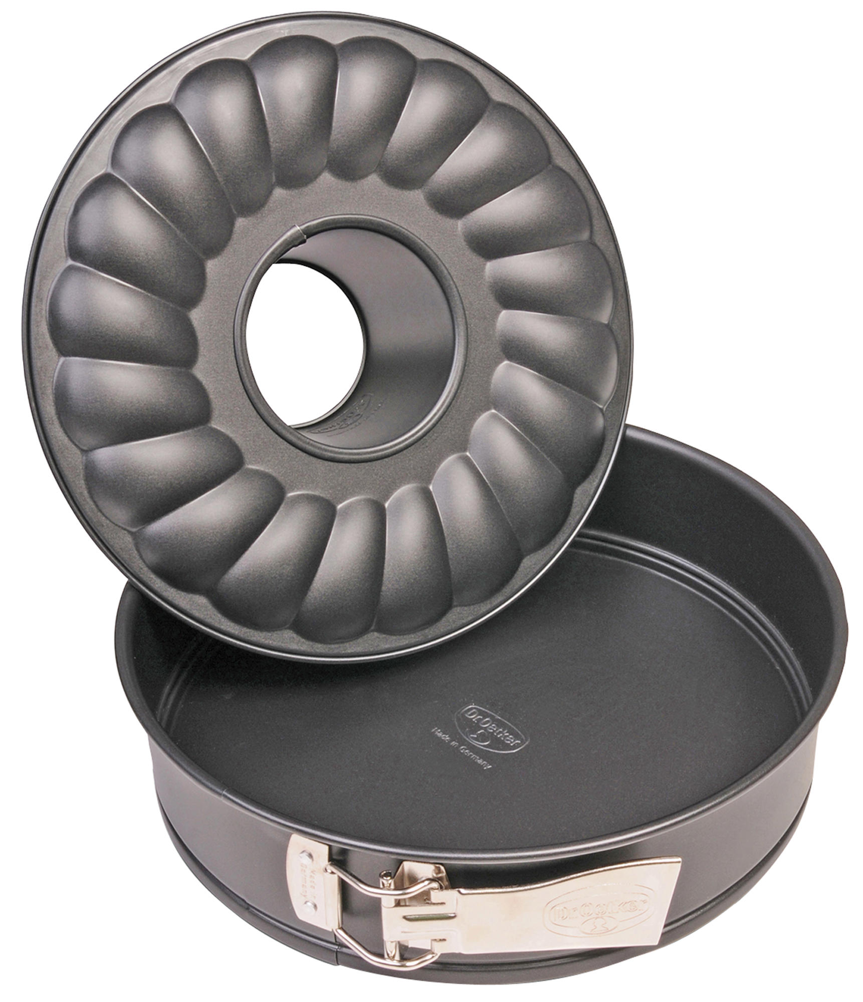 Schwarze Gugelhupf-Backform, offen, mit geriffeltem Design. Untere Pfanne darunter.