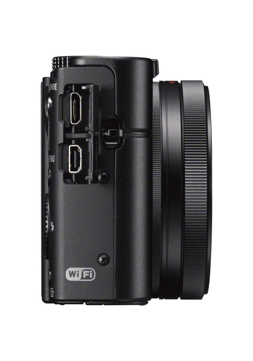 Appareil photo compact noir. Vue latérale, montrant les ports et le logo Wi-Fi, avec l'objectif à droite.