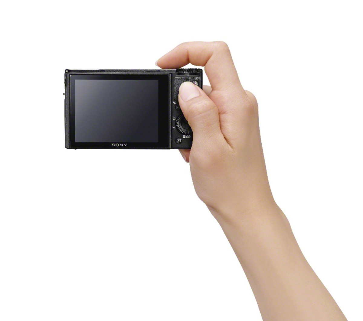 Main tenant un appareil photo Sony noir, écran face au spectateur, fond blanc.