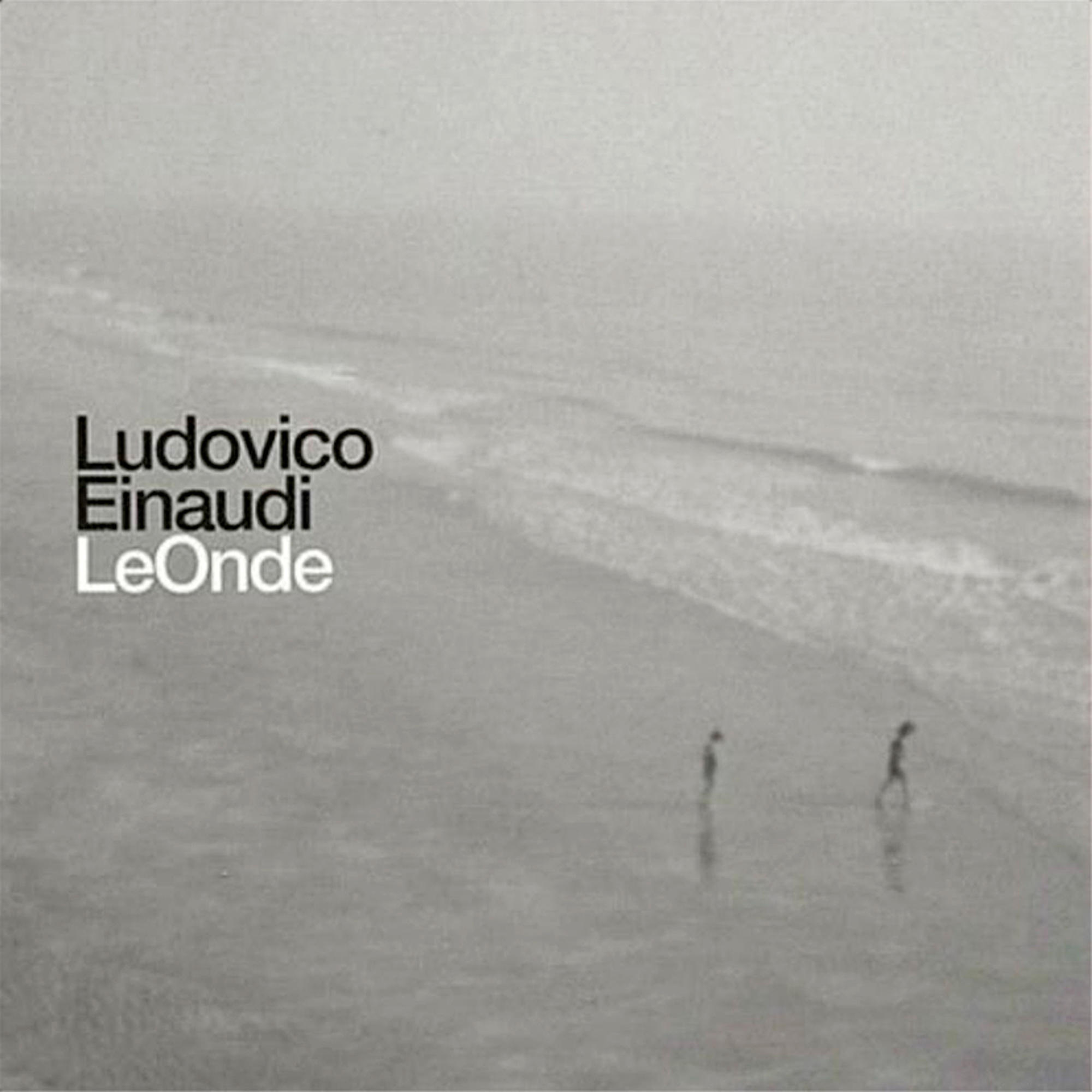 Albumcover: Ludovico Einaudi, Le Onde. Zwei Figuren gehen am Strand. Grautöne.