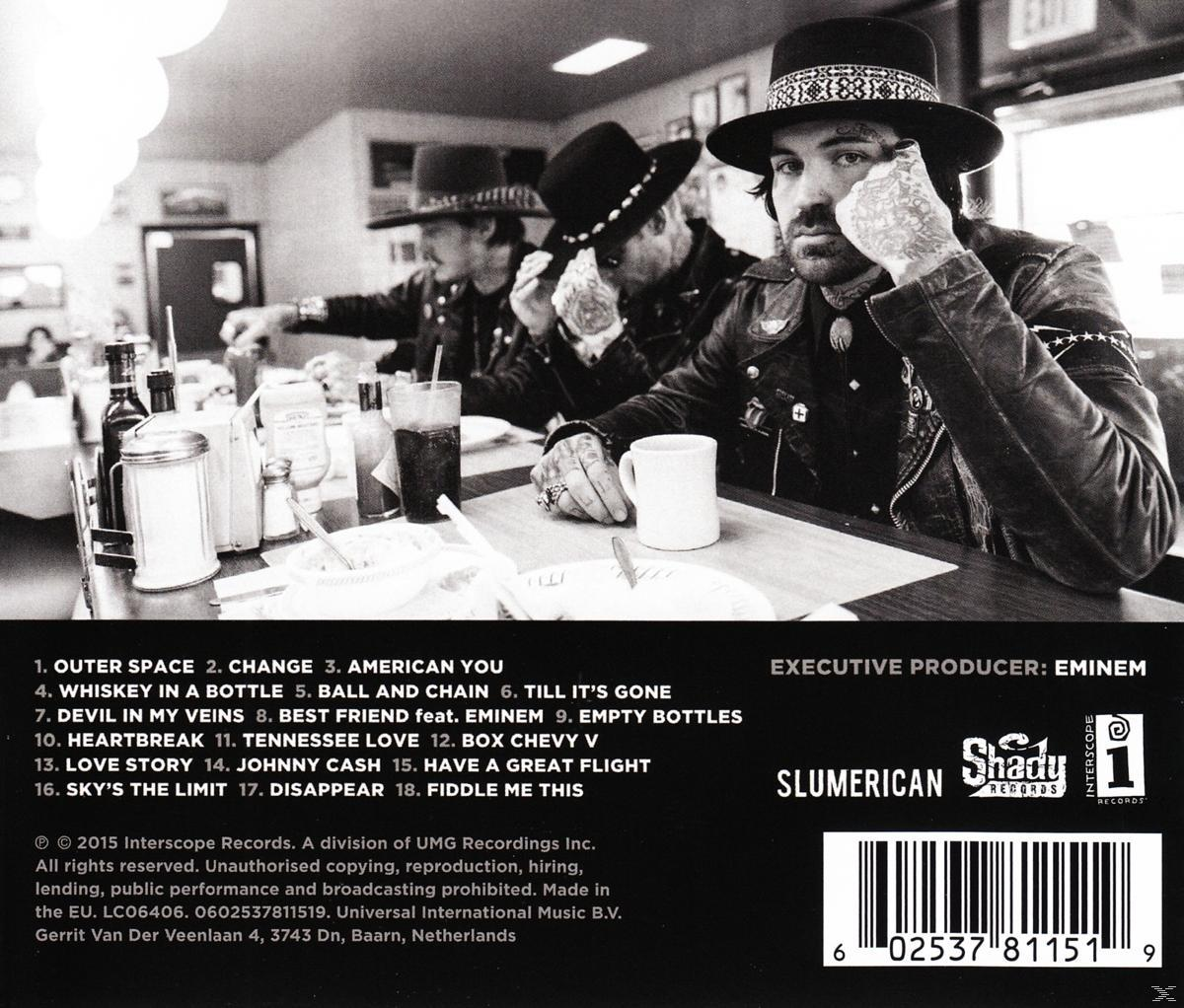 Rückseite einer CD. Drei Männer in einem Diner. Text listet Songs und Credits auf. Executive Producer ist Eminem.