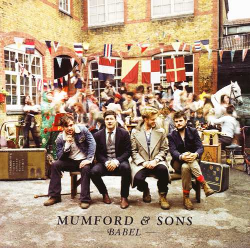 Albumhoes, Mumford & Sons, vier mannen zitten op een bankje. Vlaggen, een paard en een menigte op de achtergrond.
