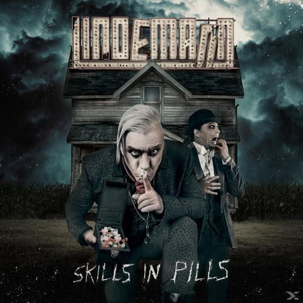 Albumcover mit zwei Figuren vor einem Haus, Titel 'Skills in Pills'. Düstere, dunkle Atmosphäre.