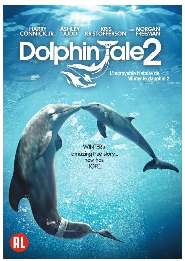 Affiche de film avec deux dauphins s'embrassant. Fond d'eau bleu et texte.