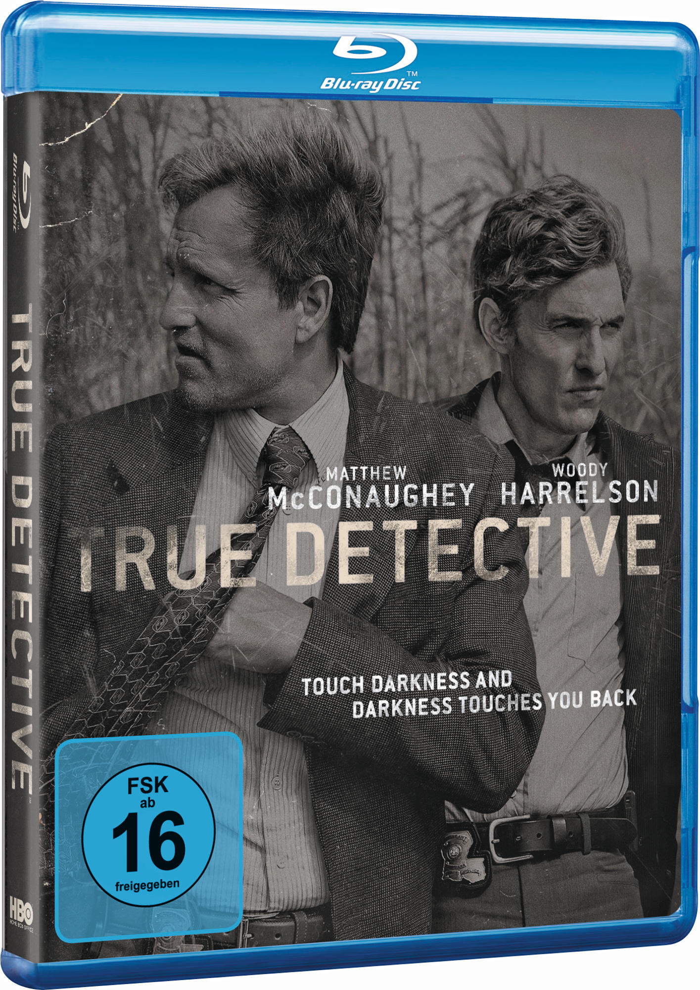 Blu-ray-Cover: Zwei Männer in Anzügen. Titel 'True Detective'. Text in Weiß. Blaues Gehäuse. HBO-Logo.