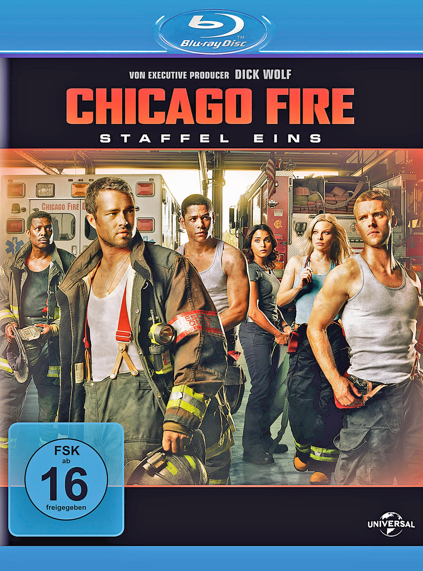 DVD-Cover der Serie Chicago Fire. Zeigt Schauspieler in Feuerwehrausrüstung vor Feuerwehrautos.