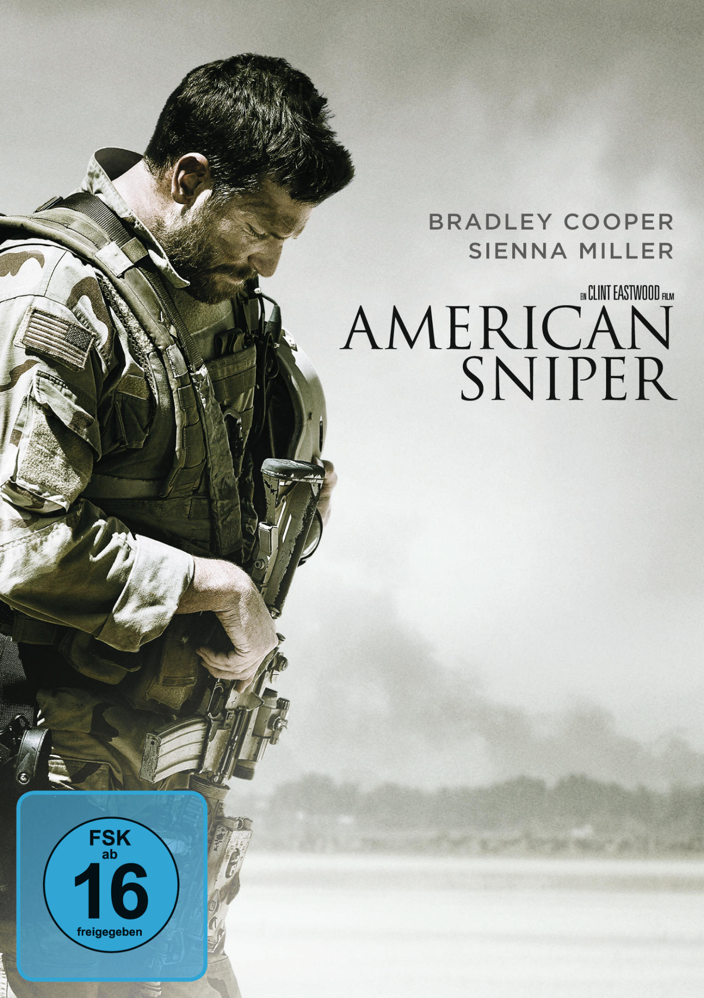 Filmposter mit Bradley Cooper und Sienna Miller, Titel 'American Sniper'.