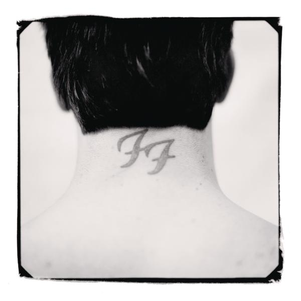 Rückseite eines Kopfes mit einem Tattoo der Initialen FF am Hals.