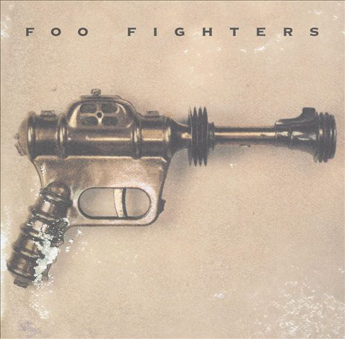 Foo Fighters album borító, egy fém sugárpisztoly bézs háttér előtt.