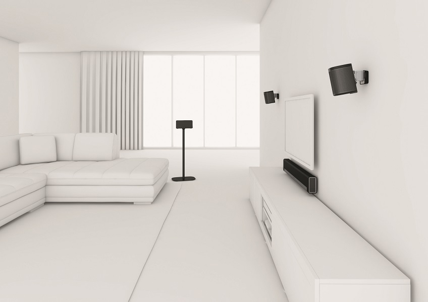 Ein modernes Wohnzimmer mit weißen Möbeln und Wänden. TV und Soundbar stehen auf einem weißen Schrank.