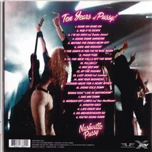 Albumcover, Band auf der Bühne mit Titelliste, Titel 'Ten Years of Pussy!'