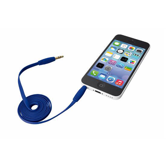 Mavi bir kablo bağlı bir akıllı telefon. Kablo sarılı ve küçük bir jakı var.