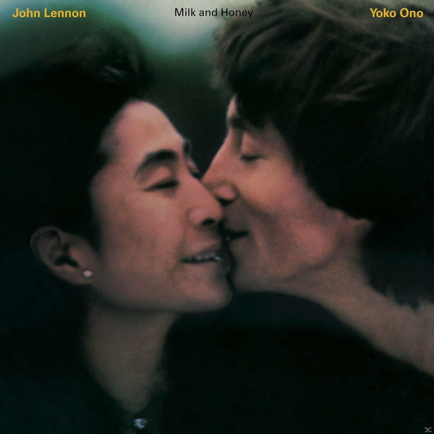 Photo en noir et blanc de John Lennon et Yoko Ono s'embrassant, pochette de l'album 'Milk and Honey'.