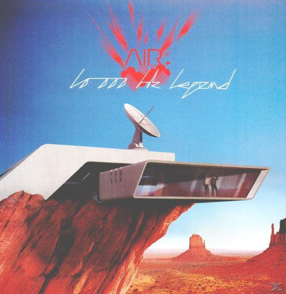 Albumcover. Futuristisches Gebäude auf einer Klippe, Satellitenschüssel, Wüstenlandschaft, roter Text, Himmel. Titel: Lo-Fi The Legend.