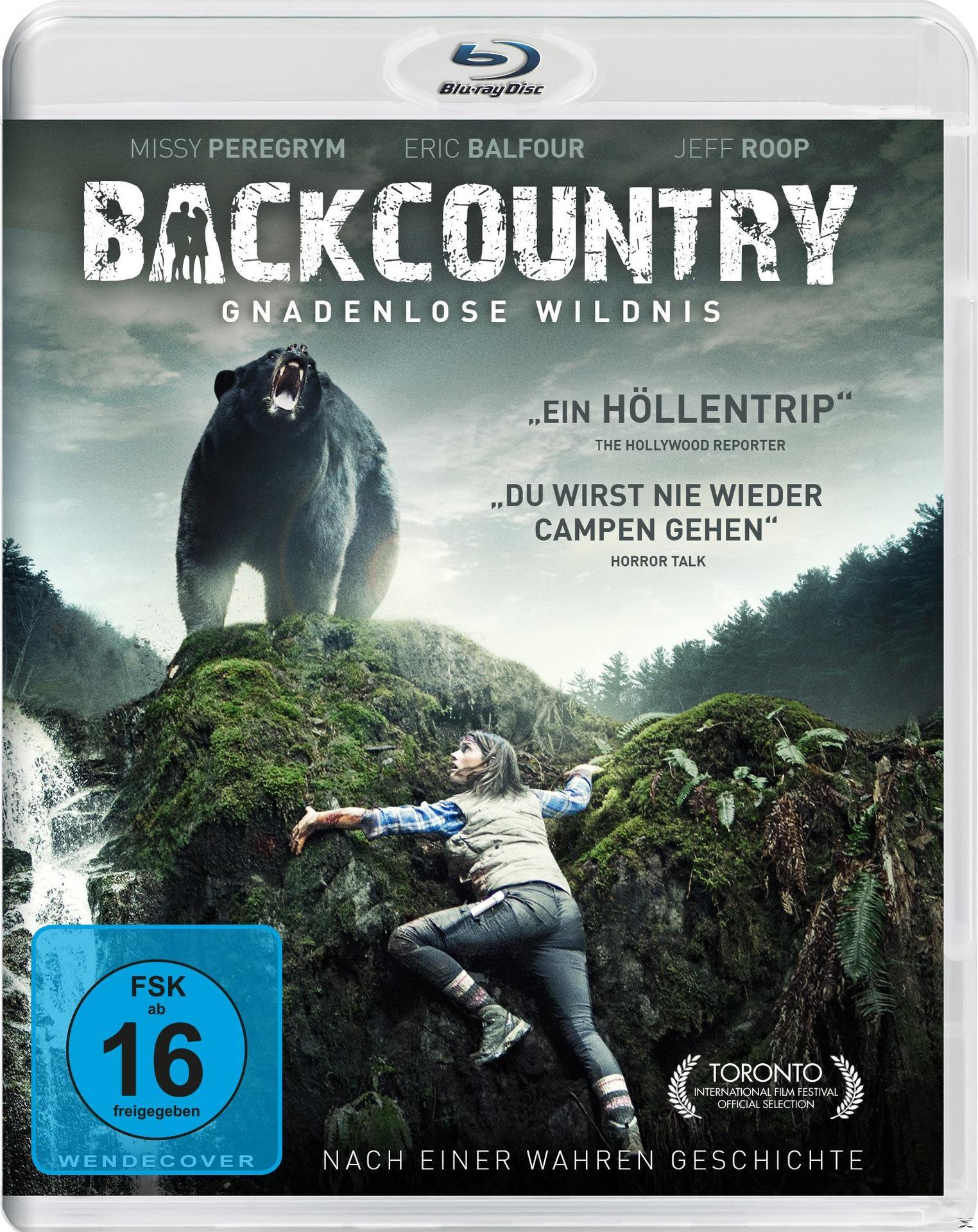 Filmposter für 'Backcountry' mit einem Bären auf einem Felsen, einer stürzenden Frau und Text auf einer Blu-ray-Disc.