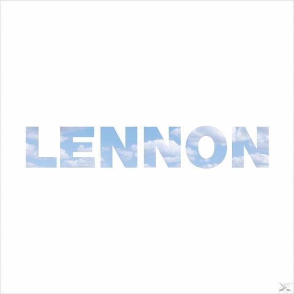 Weißer Hintergrund, das Wort LENNON in blauen Buchstaben, himmelgefüllt.