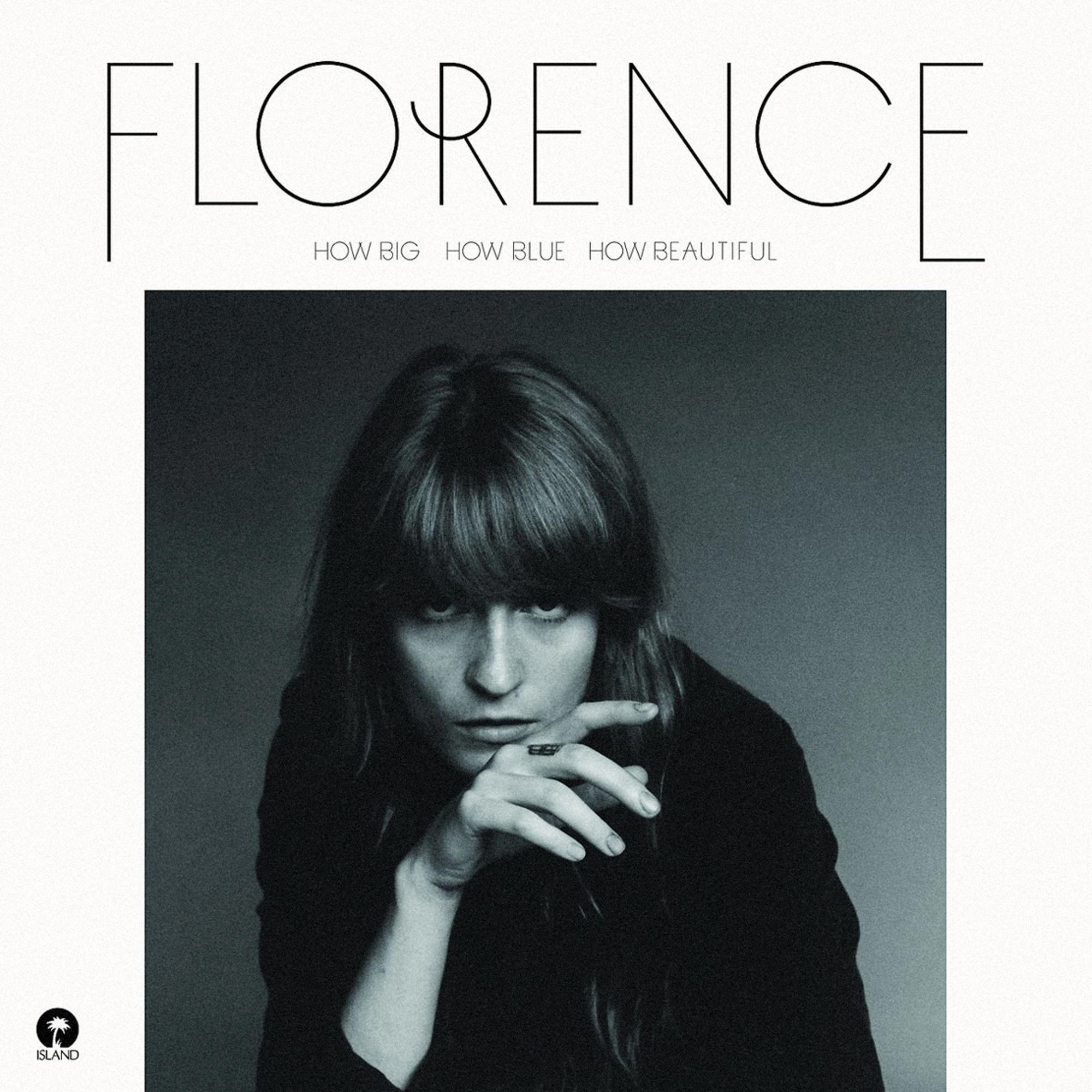 Florence Welch in einem monochromen Foto, das den Betrachter mit ernstem Ausdruck ansieht.