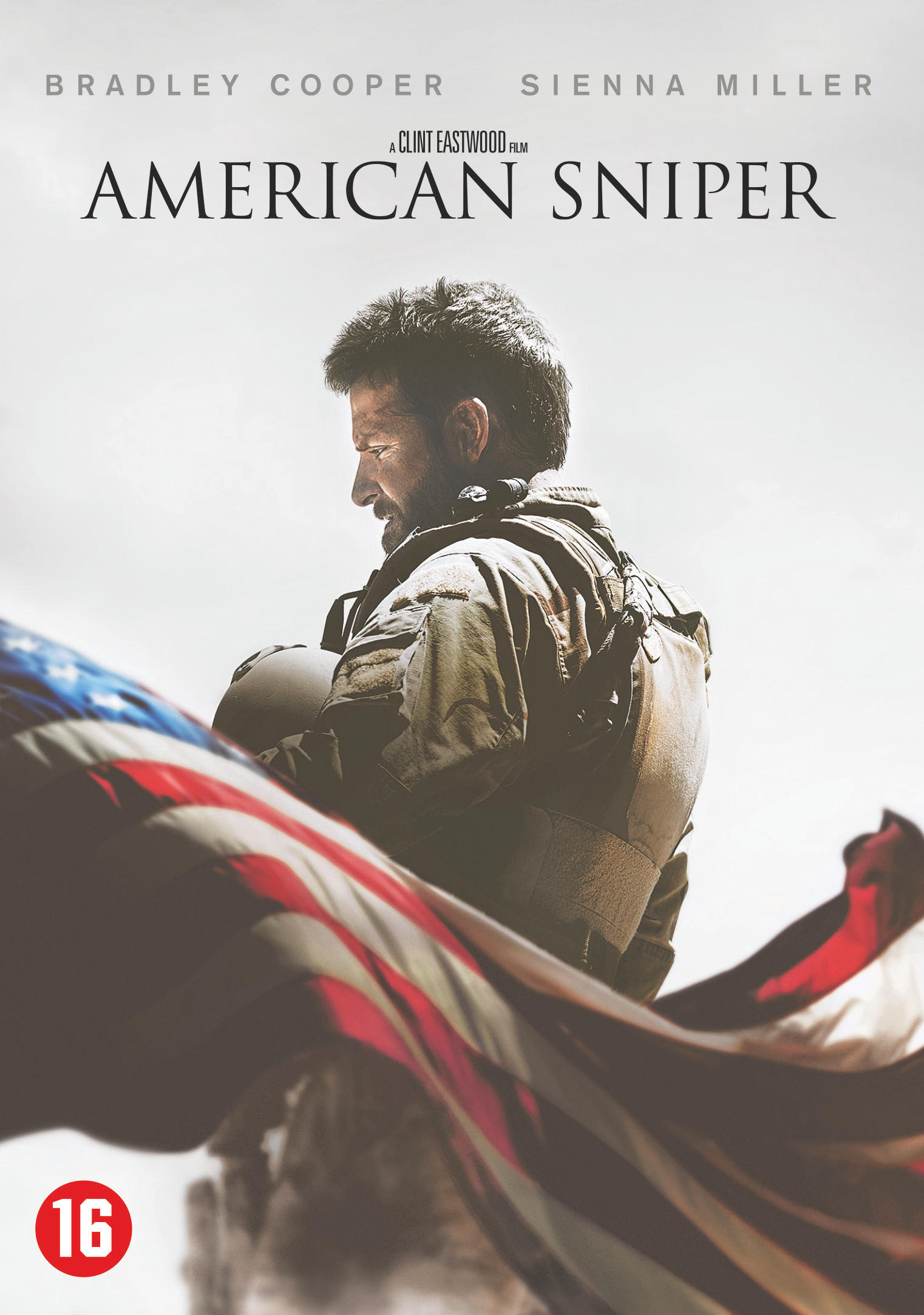 Affiche de film: Bradley Cooper en uniforme tenant un casque, drapeau américain au premier plan. Titre 'American Sniper'.