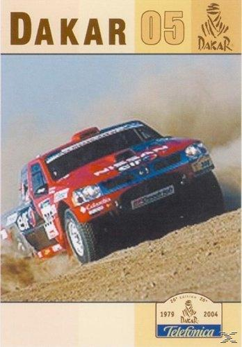 Ein Dakar 05-Poster mit einem roten Rennwagen auf einer Sandstrecke, das die Veranstaltung bewirbt.