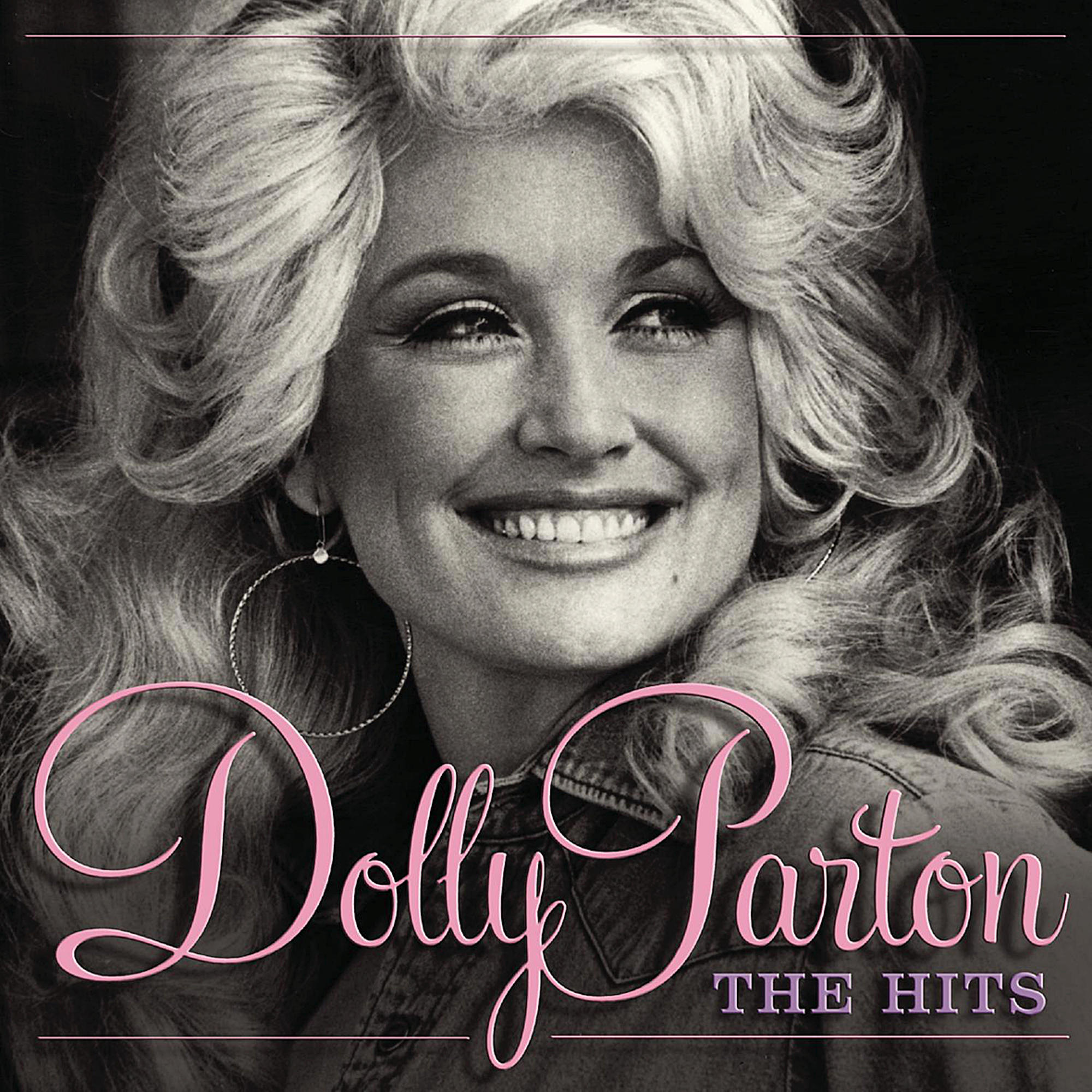 Albumhoes van Dolly Parton. Ze glimlacht, met groot blond haar. Roze tekst: Dolly Parton, The Hits.