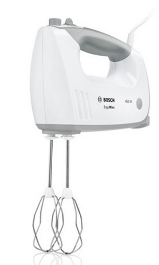 Een witte en grijze handmixer met twee gardes en een netsnoer. De merknaam is Bosch.