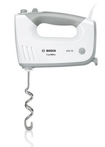 Witte en grijze Bosch handmixer, met een garde bevestigd, geïsoleerd op witte achtergrond.
