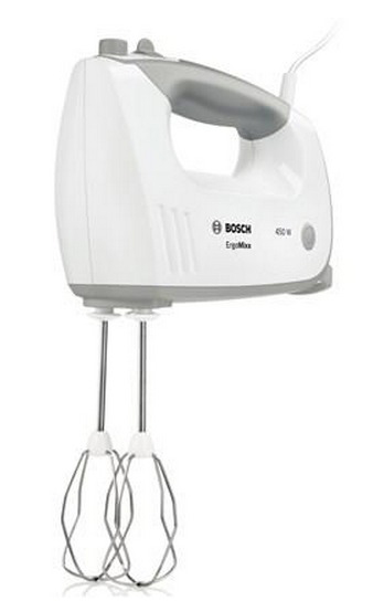 Witte handmixer met grijze accenten en twee metalen kloppers, witte achtergrond.