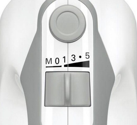 Close-up van de snelheidsregeling van een mixer. Nummers 0, 1, 3 en 5 zijn zichtbaar, met een grijze schuifregelaar.
