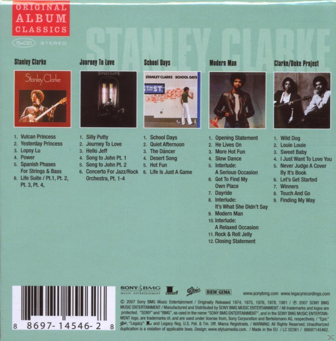 Stanley Clarke Album. Albumcover mit Trackliste. Mehrere Albumcover im Hintergrund.