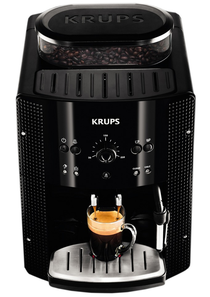 Zwarte Krups espressomachine met koffiebonencontainer. Espresso giet in een glazen kopje. Zilveren dienblad eronder.