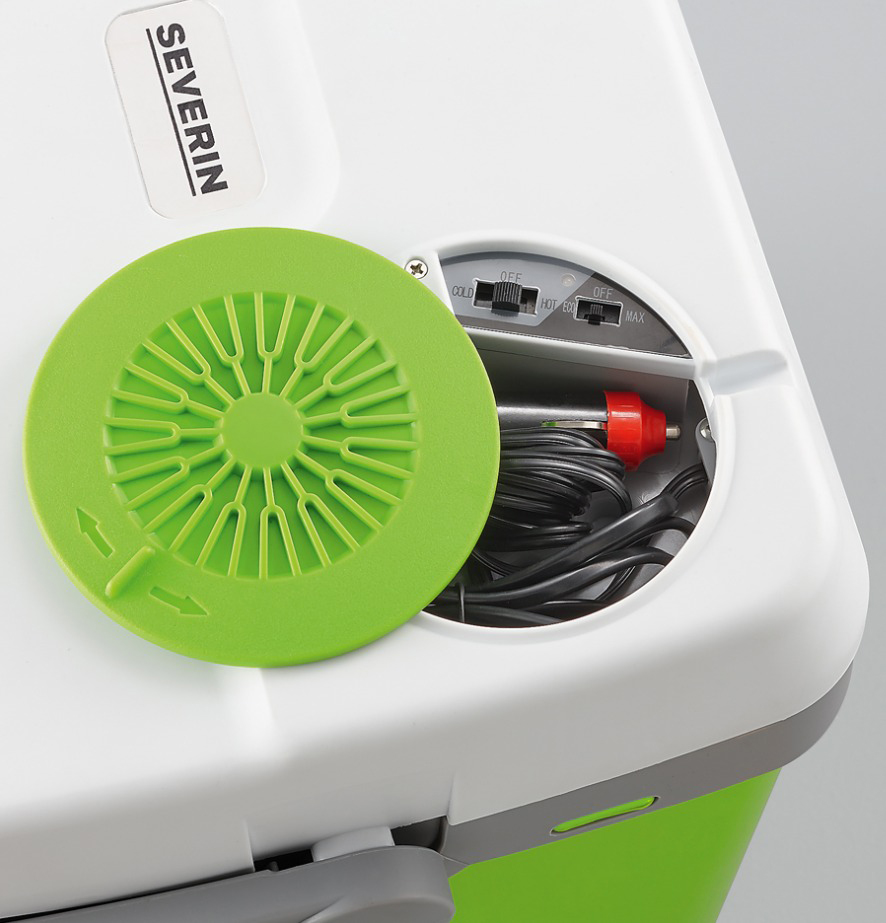 Glacière avec couvercle de ventilateur vert ouvert et câbles à l'intérieur.