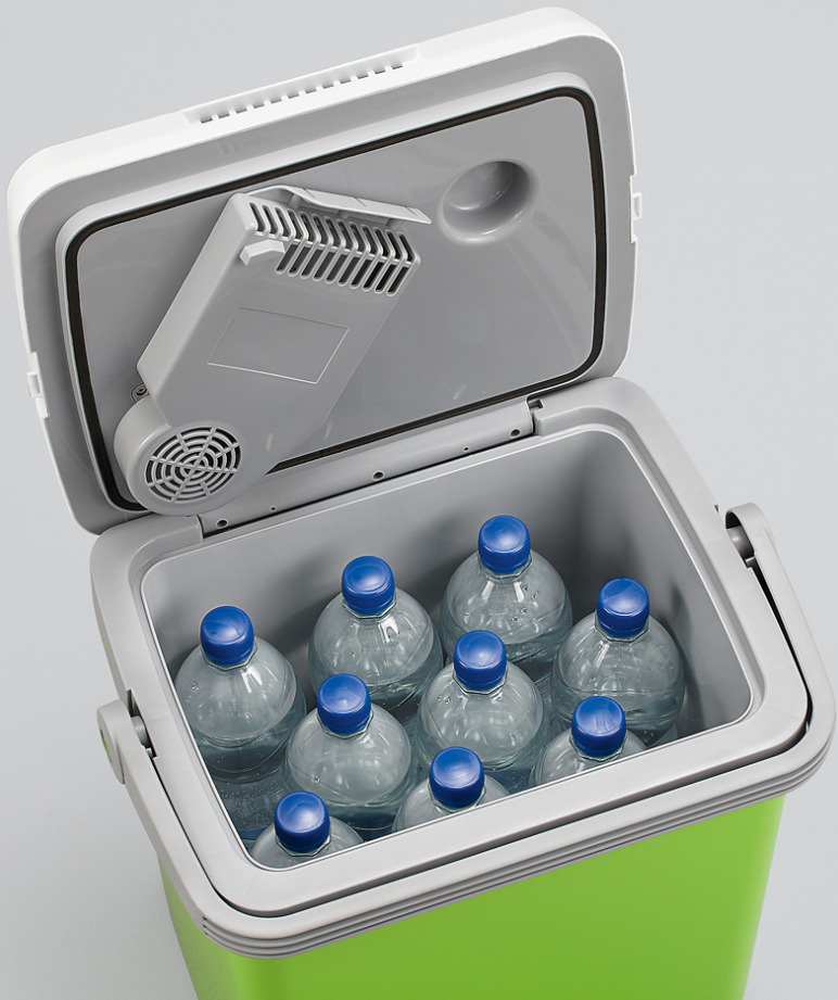 Glacière verte ouverte avec des bouteilles d'eau à bouchon bleu à l'intérieur et unité de refroidissement dans le couvercle.