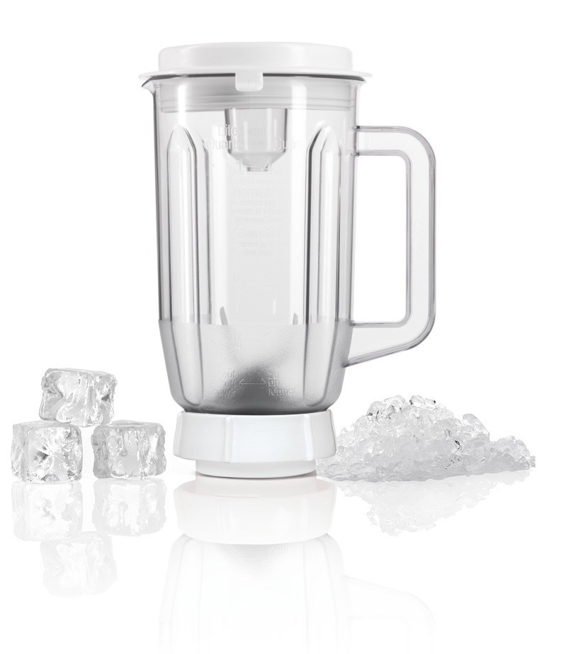 Ein Mixerkrug mit Eiswürfeln und Crushed Ice auf weißer Oberfläche.