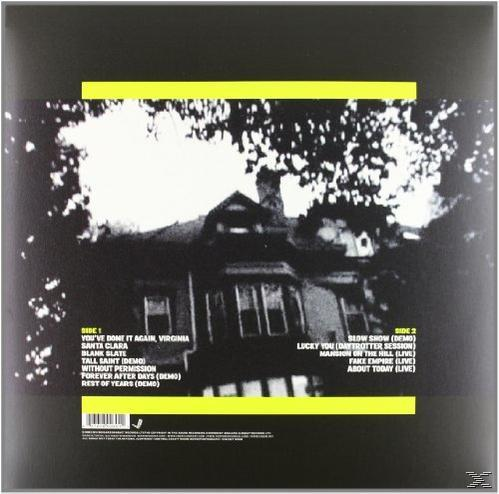 Albumcover: schwarzer Hintergrund, Haussilhouette, Album-Trackliste und gelbe Balken.