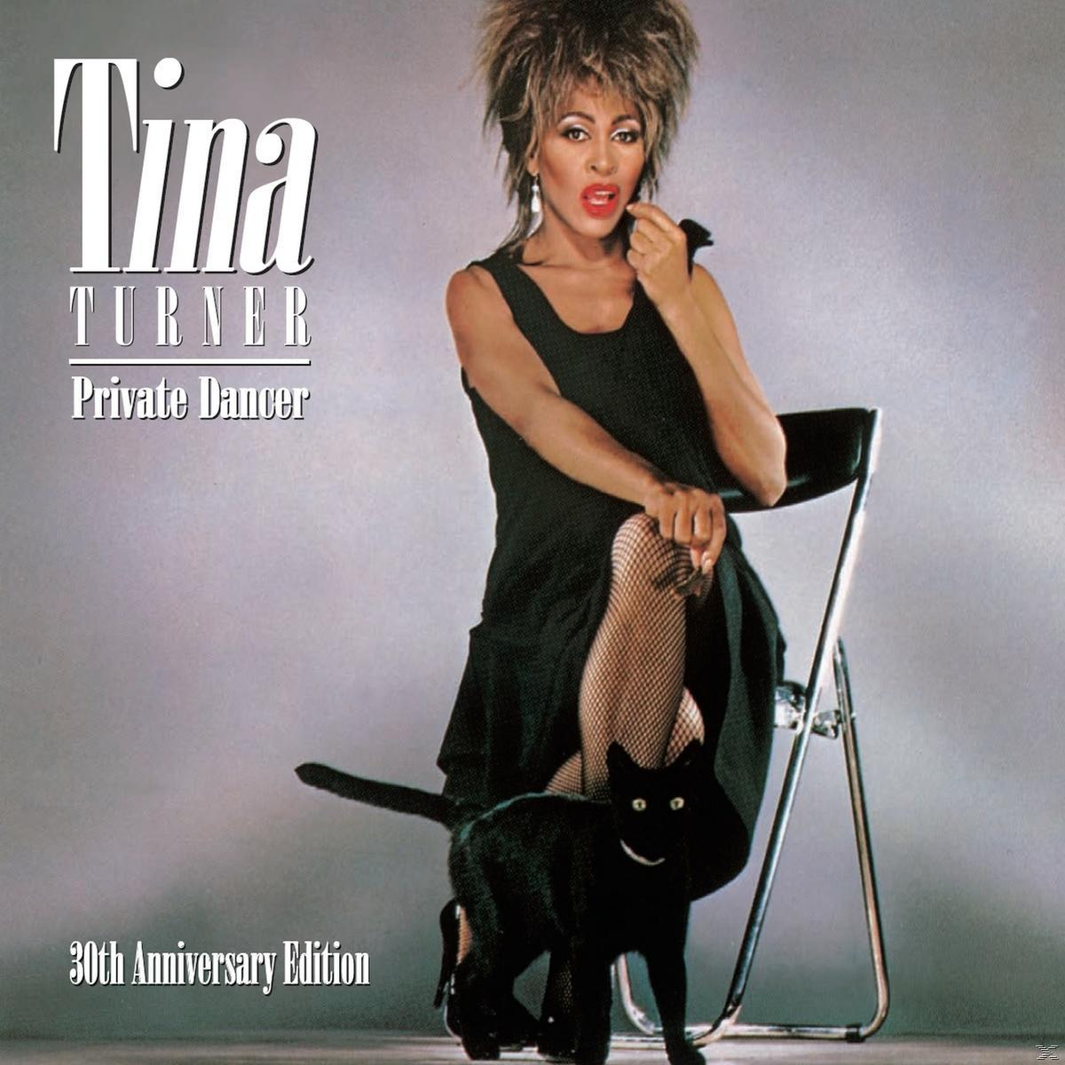 Tina Turner album borító. Fekete ruhában, fekete macskával pózol. 30th Anniversary Edition.